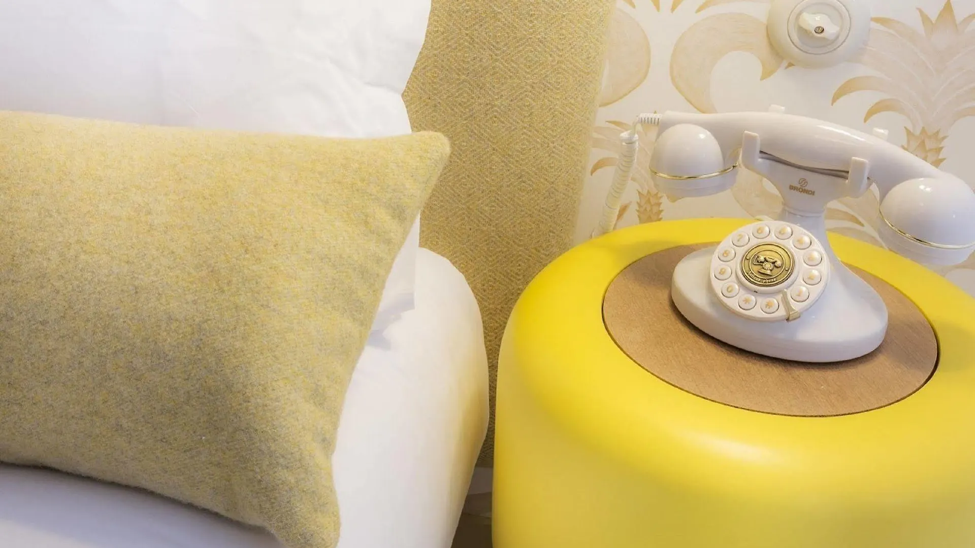 ****  Hotel Le Lapin Blanc Paris France