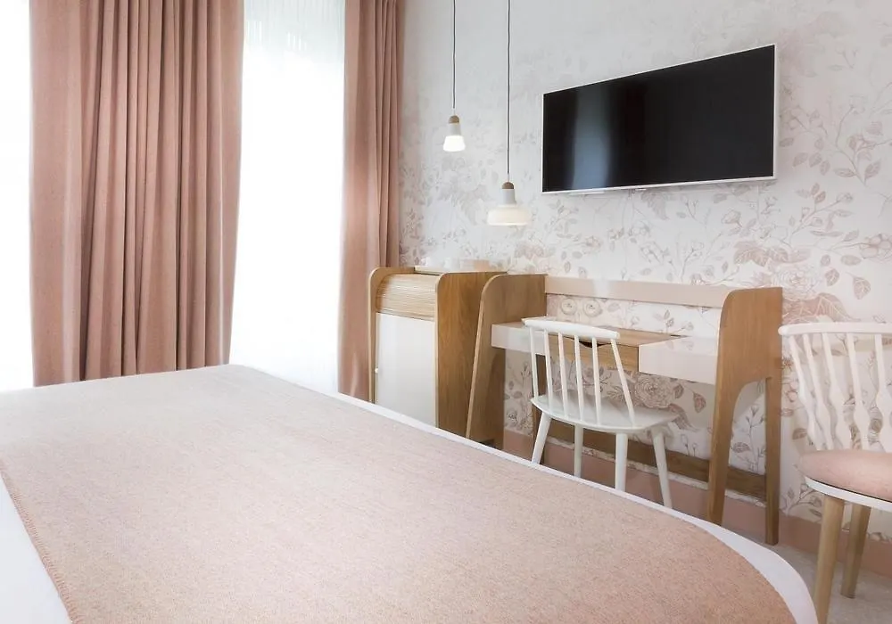 Hotel Le Lapin Blanc Paris France